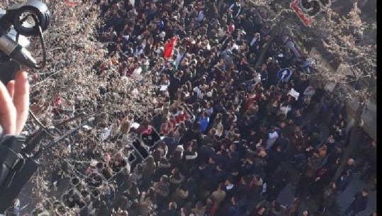 “Jo protestë para Kryeministrisë”/ Studentët nuk lëvizin nga MAS: Presim përgjigje nga Nikolla