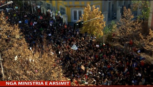 Ministrja Nikolla kërkon takim, studentët e refuzojnë: Duam zgjidhje, jo negociata 