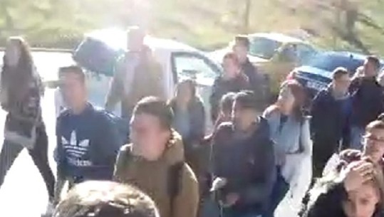 Bojkot i pjesshëm në Elbasan, disa nga studentët arrijnë te Ministria e Arsimit