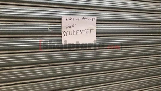 ‘Jemi në protestë për studentët’/ Njëri nga bizneset ul qepenin te Rruga e Durrësit
