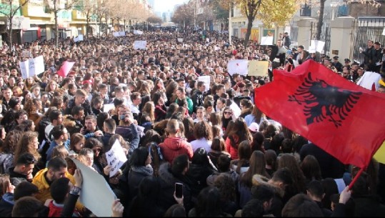 Studentët refuzojnë ftesën e Ramës dhe vijojnë protestën, kërkesë me 8 pika ministres, Nikolla: Ejani në dialog