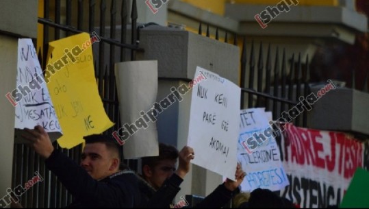 “Nuk keni parë gjë akoma”/ Studentët shfrenojnë fantazinë me pankartat para ministrisë