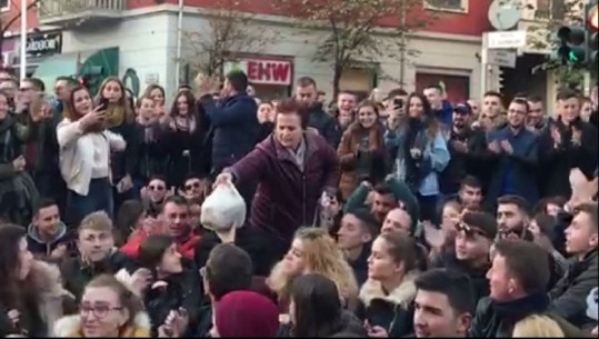 Studentët prej orës 10:00 përpara Ministrisë së Arsimit, gruaja shpërndan sanduiçë për protestuesit (VIDEO)