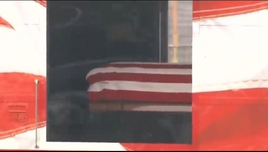 I jepet lamtumira e fundit ish-Presidentit Bush/ Trupi përcillet me tren për në Hjuston, i biri 'mbytet' në lot