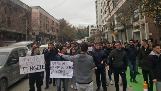 Studentët nisin marshimin drejt Ministrisë së Arsimit