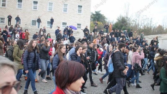 Krahasimi me ditët e para/ Bie numri i studentëve në protestë