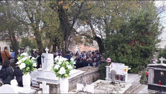Nacionalistë grekë dhe banorët e Bularatit vizitë në varrin e Kaçifas, mesha në nder të tij nis në orën 11:00 (VIDEO)