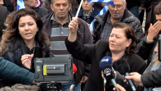 Me flamur grek në dorë, nëna e Kaçifas: Do të ta marr unë hakun biri im, do të vras Edi Ramën (VIDEO)