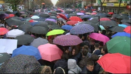 Nisin reshjet e shiut, studentët vijojnë protestën me çadra