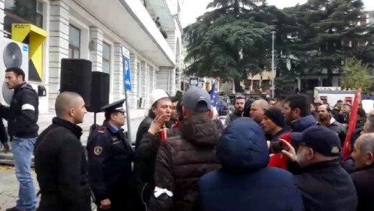 Protesta në Gjirokastër, përkujtohen shqiptarët e vrarë në Greqi (VIDEO)