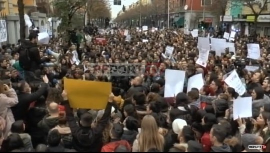 Protesta/ Studentët akuzojnë me emra: Ja pedagogët që kërkojnë lekë për provimet (VIDEO)