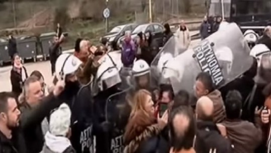Zhbllokohet rruga në Kakavijë, pas përfundimit të ceremonisë për Kaçifas grekët largohen nga Shqipëria 