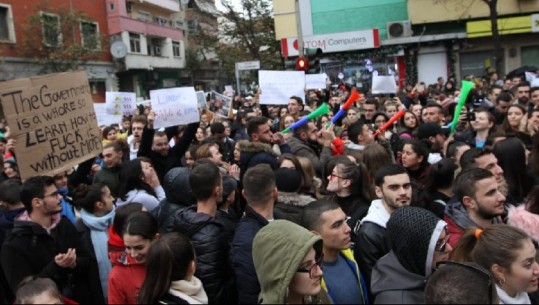 Vajza e Azem Hajdarit: Jam gati të lë mandatin për t’iu bashkuar/ Studentët: Nuk e duam në protestë