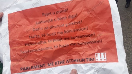‘Detin ua dhuruat grekëve’/ Studentët heqin nga protesta pankartat politike