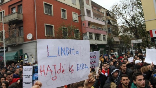 Foto, studentët vijojnë protestën para ministrisë, shpalosin pankarta të ndryshme