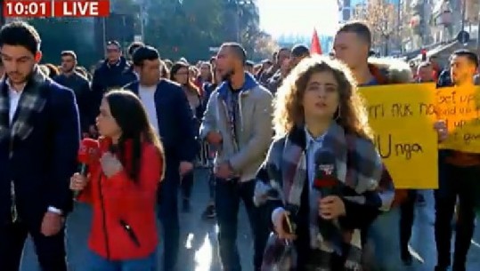 Studentët nisen nga Korpusi drejt Ministrisë së Arsimit për të protestuar