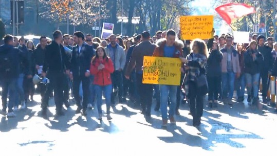 “Po tentojnë të na përçajnë”/ Studenti pankartë kundër pedagogut Arlind Qorri