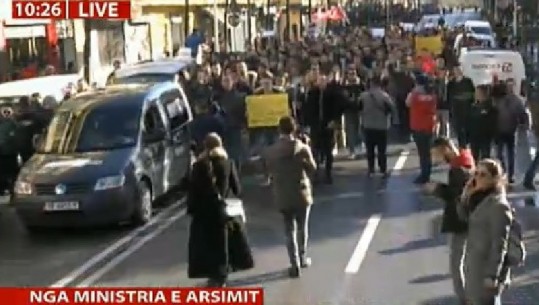 Studentët mbërrijnë para Ministrisë së Arsimit, nis protesta