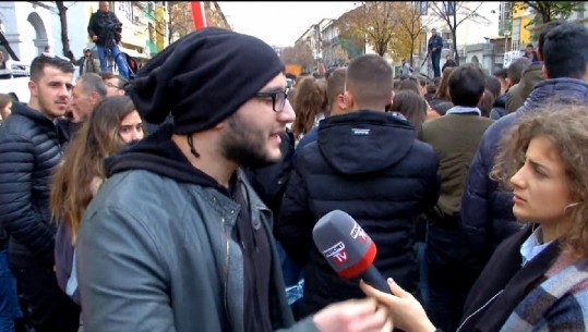 Studenti për Report Tv: Pedagogu është me ne, po na përçajnë militantët e partive