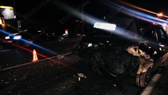 Aksident në Elbasan/ Përplasen 'kokë më kokë' dy automjete, lëndohen drejtuesit (VIDEO+FOTO)