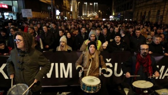 'Stop këmishëve të përgjakura'/ Mijëra serbë protestë në Beograd kundër Aleksandar Vuçiç