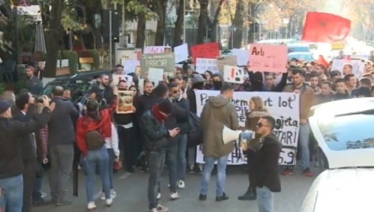 'Qëndroni të bashkuar', 'S'ka negociata'/ Studentët nisin marshimin nga sheshi 'Nënë Tereza'