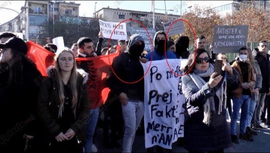 Protesta që po përpiqet 'të grabitet' nga politika/ 'Pse studentët kanë mbuluar sot fytyrën? Çfarë fshehin?' (VIDEO-FOTO)