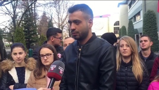 Protesta/ Studenti nga Korça: 'Politika të qëndrojë larg kauzës sonë, s'ka negociata deri sa të plotësohen kërkesat tona'