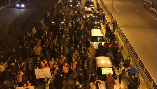 Protestuesit bllokojnë me makina njërin sens të rrugës Kavajë- Rrogozhinë