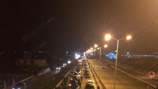 Mbyllet protesta në Kavajë, hapet rruga nga banorët