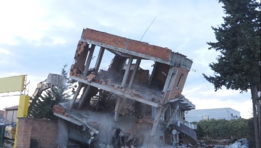 Pavarësisht protestave të banorëve, vijon prishja e banesave tek ‘Unaza e Madhe’ (VIDEO)