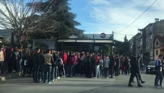 Studentë nga Durrësi dhe Elbasani nisen në Tiranë, gjimnazet bojkot mësimit në Gjirokastër