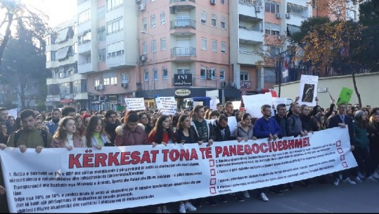 Protesta në Tiranë/ Studentët bllokojnë rrugën e Elbasanit, masa të shtuara sigurie