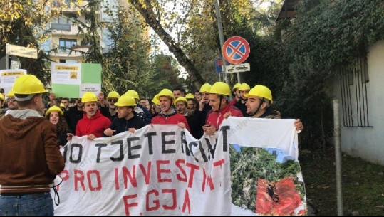 Protesta e studentëve në Tiranë/ Marshim duke kënduar drejt MASR, bashkë me ta edhe gjimnazistët
