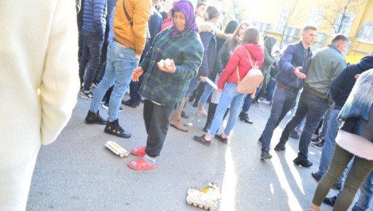 Foto/ Studentët iu hedhin në tokë vezët gjimnazistëve, i mbledh qytetarja: Janë blerë me lekë