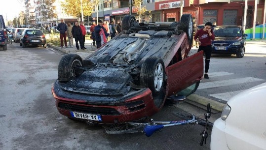 Aksident në Vlorë, makina përplaset me biçikletën, plagoset drejtuesi i mjetit (VIDEO)