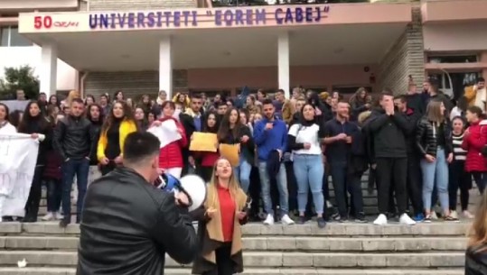 Gjirokastër/ Studentët dëbojnë anëtarët e FRESSH nga protesta: Turp, turp