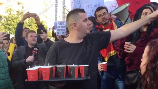 Mbyllet protesta edhe në Shkodër/ Gjesti human i kamerierit, ofron çaj për protestuesit (VIDEO)