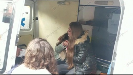 Protesta e studentëve/ I bie të fikët një protestueseje, transportohet me ambulancë (VIDEO)
