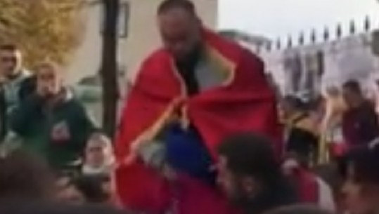 Tensione në protestën e studentëve, hidhen tymuese drejt Ministrisë/ Tentohet djegia e flamujve të PD-LSI dhe PS