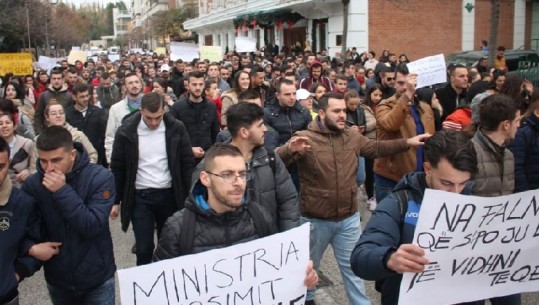 Protesta e studentëve në Shkodër/ Universiteti Luigj Gurakuqi pranon kërkesat e studentëve: Ulet nota mesatare