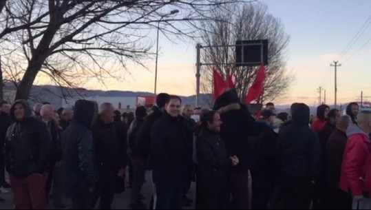 Nis protesta në Korçë, banorët të mbështetur nga PD bllokojnë rrugën nacionale