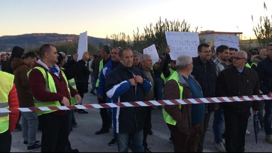 Qytetarët në Korçë kanë bllokuar rrugën me mollë, vijon protesta