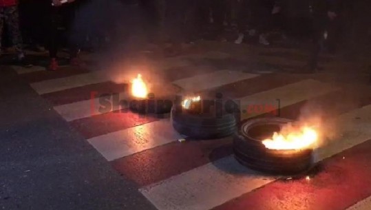 Në Shkodër protestuesit e mbështetur nga PD-ja djegin gomat