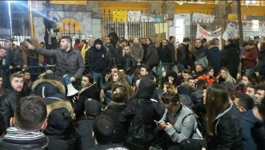 Studentët përpara Ministrisë së Arsimit: Protesta do të vijojë, nesër do të bllokojmë akset kryesore të Tiranës