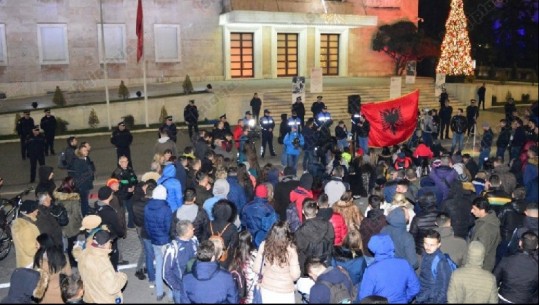 Protesta/ Studentët ndahen në tre grupe, një pjesë prej tyre nga Kryeministria: Nuk do lëvizim, jemi pajisur me mbulesa dhe ushqim 