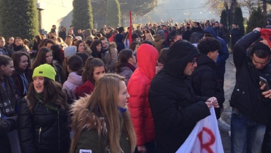 Korçë/ Protestës së studentëve i bashkohen edhe gjimnazistët, marshim në qytet (VIDEO)