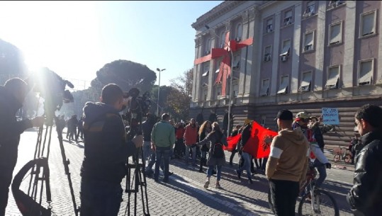 'Jo politikë'/ Studentët e Politeknikut injorojnë protestuesit te Kryeministria, marshojnë drejt Ministrisë së Arsimit (FOTO)