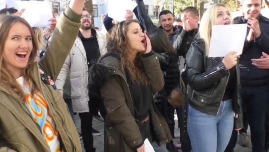 Vlorë/ Studentët marshojnë drejt Sheshit të Flamurit, bllokohet rruga Transballkanike (VIDEO)