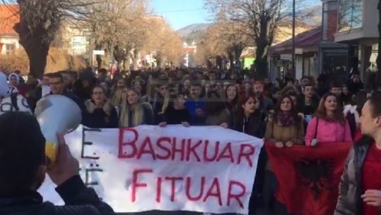 Protesta, studentët e Korçës në marshim (VIDEO)